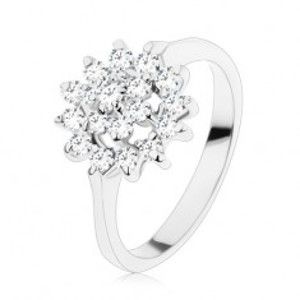 Šperky eshop - Trblietavý prsteň so zúženými ramenami, zirkóny v čírej farbe, kvet v kruhu V06.06 - Veľkosť: 57 mm
