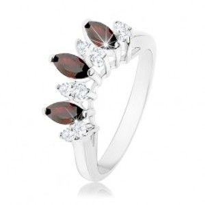 Šperky eshop - Trblietavý prsteň striebornej farby, číre a tmavočervené zirkónové zrnká K6.17 - Veľkosť: 54 mm