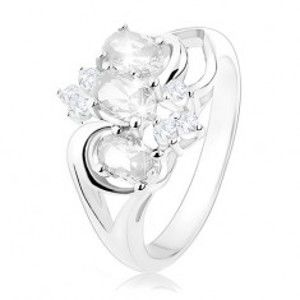Šperky eshop - Trblietavý prsteň striebornej farby, rozdelené ramená, číre zirkónové ovály R33.24 - Veľkosť: 50 mm