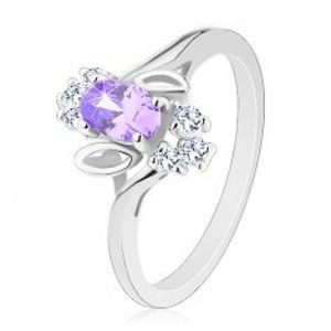 Šperky eshop - Trblietavý prsteň, svetlofialový oválny zirkón, lístočky, číre zirkóniky R30.28 - Veľkosť: 51 mm