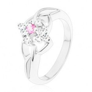 Šperky eshop - Trblietavý prsteň v striebornej farbe, číry kosoštvorec s ružovým stredom V11.30 - Veľkosť: 55 mm