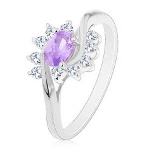 Šperky eshop - Trblietavý prsteň v striebornej farbe, svetlofialový oválny zirkón, číre oblúky AC17.10 - Veľkosť: 49 mm