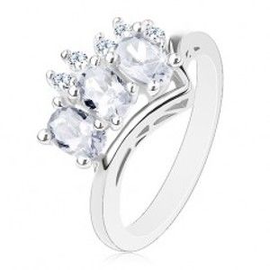 Šperky eshop - Trblietavý prsteň v striebornej farbe, trojica čírych oválov a okrúhle zirkóniky S16.29 - Veľkosť: 59 mm
