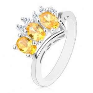 Šperky eshop - Trblietavý prsteň v striebornej farbe, trojica žltých oválov a päť čírych zirkónikov AC12.14 - Veľkosť: 56 mm