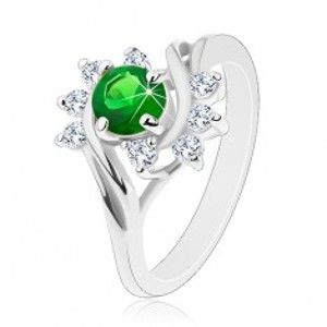 Šperky eshop - Trblietavý prsteň v striebornom odtieni, zeleno-číre zirkóny, hladké oblúky G07.24 - Veľkosť: 56 mm