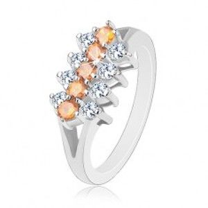 Šperky eshop - Trblietavý prsteň zdobený zirkónovými líniami čírej a svetlooranžovej farby R33.8 - Veľkosť: 48 mm