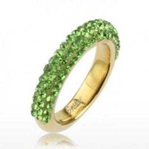 Šperky eshop - Trblietavý prsteň zlatej farby z ocele, línie svetlozelených kamienkov SP36.14 - Veľkosť: 57 mm
