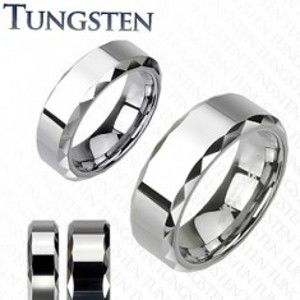 Šperky eshop - Tungstenová - Wolfrámová obrúčka s lesklým stredným pruhom a hranatými okrajmi D15.11 - Veľkosť: 51 mm