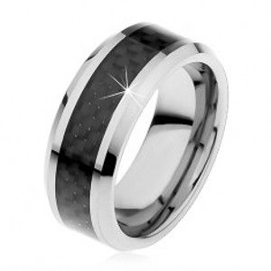 Šperky eshop - Tungstenová obrúčka striebornej farby, stredový pás z čiernych vlákien, 8 mm H4.12 - Veľkosť: 57 mm