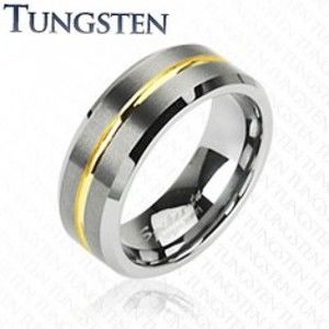 Šperky eshop - Tungstenový prsteň s pruhom v zlatej farbe, 8 mm D7.18 - Veľkosť: 62 mm