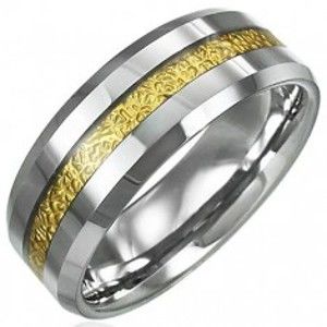 Šperky eshop - Tungstenový prsteň so vzorovaným pruhom zlatej farby, 8 mm D5.20 - Veľkosť: 49 mm