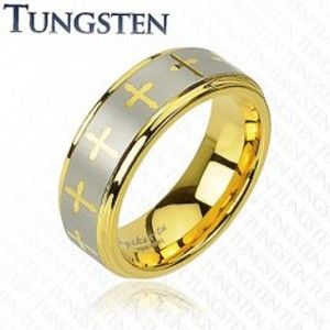 Šperky eshop - Tungstenový prsteň v zlatom odtieni, krížiky a pás striebornej farby, 8 mm Z39.1 - Veľkosť: 57 mm
