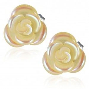 Šperky eshop - Vanilkovožltý kvet ruže s dúhovým odleskom, puzetové náušnice S66.12