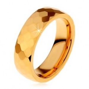 Šperky eshop - Volfrámová obrúčka zlatej farby, vybrúsené lesklé šesťhrany, 6 mm H7.13 - Veľkosť: 57 mm