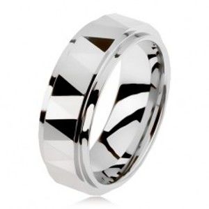 Šperky eshop - Volfrámový brúsený prsteň striebornej farby, trojuholníky, vyvýšený stredový pás AB33.12 - Veľkosť: 67 mm