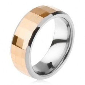 Šperky eshop - Volfrámový prsteň - dvojfarebný, geometricky brúsený pás zlatej farby K3.18 - Veľkosť: 49 mm