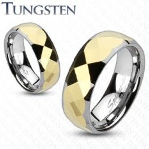 Šperky eshop - Volfrámový prsteň - dvojfarebný, geometricky brúsený stred zlatej farby L7.01/AB33.15 - Veľkosť: 49 mm, Šírka: 8 mm