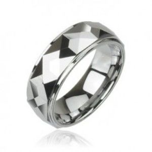 Šperky eshop - Volfrámový prsteň s vybrúsenými hranatými plochami, vysoký lesk, 8 mm D5.9 - Veľkosť: 62 mm