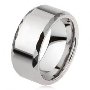 Šperky eshop - Volfrámový prsteň striebornej farby, geometricky brúsené okraje, hladký povrch AB34.09 - Veľkosť: 55 mm