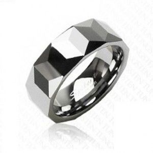 Šperky eshop - Volfrámový prsteň striebornej farby, geometricky brúsený povrch, 8 mm AB37.12 - Veľkosť: 70 mm