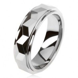 Šperky eshop - Volfrámový prsteň striebornej farby, geometricky brúsený vyvýšený pás AB33.17 - Veľkosť: 65 mm