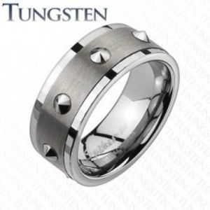 Šperky eshop - Wolfrámový prsteň - brúsený stredný pás, kužele K16.2 - Veľkosť: 70 mm