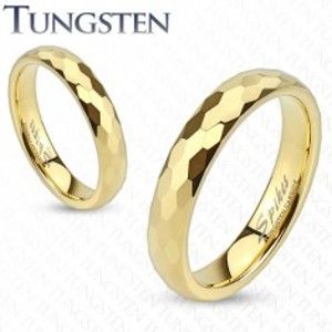 Šperky eshop - Wolfrámový prsteň - obrúčka zlatej farby s brúsením do šesťhranov L7.04 - Veľkosť: 57 mm