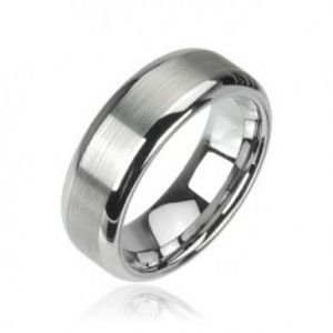 Šperky eshop - Wolfrámový prsteň striebornej farby, matný stredový pruh a lesklé okraje, 8 mm Z36.12 - Veľkosť: 64 mm