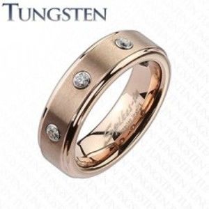 Šperky eshop - Wolfrámový prsteň v jemnom medenom odtieni, tri číre zirkóny K17.5 - Veľkosť: 57 mm