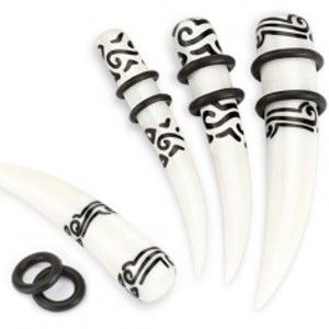 Šperky eshop - Zahnutý taper do ucha, biely organický materiál, čierny tribal vzor, gumičky PC38.10/13 - Hrúbka: 4 mm