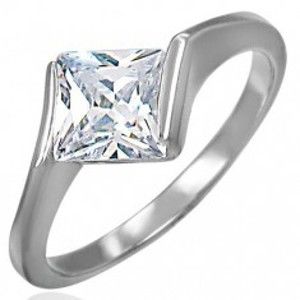 Šperky eshop - Zásnubný oceľový prsteň s kosoštvorcovým zirkónom čírej farby D7.5 - Veľkosť: 62 mm