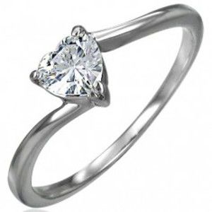Šperky eshop - Zásnubný oceľový prsteň, zirkónové srdiečko čírej farby, úzke zahnuté ramená D4.14 - Veľkosť: 57 mm