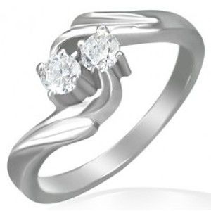 Šperky eshop - Zásnubný prsteň - stočený stred, dva zirkóny F7.9 - Veľkosť: 51 mm