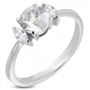 Šperky eshop - Zásnubný prsteň s okrúhlym zirkónom a dvoma oválnymi zirkónmi D14.14 - Veľkosť: 57 mm