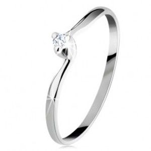 Šperky eshop - Zásnubný prsteň v bielom 14K zlate - číry zirkón, úzke zahnuté ramená GG203.17/23 - Veľkosť: 56 mm