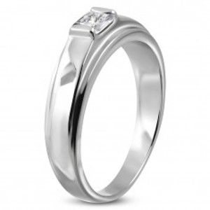 Šperky eshop - Zásnubný prsteň z chirurgickej ocele, štvorcový zirkón na vyvýšenom podklade D6.6 - Veľkosť: 52 mm