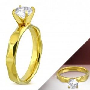 Šperky eshop - Zásnubný prsteň z chirurgickej ocele zlatej farby, brúsené ramená, číry zirkón H9.02 - Veľkosť: 62 mm