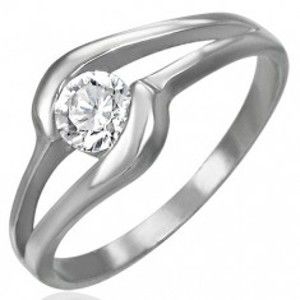Šperky eshop - Zásnubný prsteň z ocele 316L - žiarivý číry zirkón v strede výrezu F6.17 - Veľkosť: 54 mm