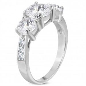 Šperky eshop - Zásnubný prsteň z ocele 316L, tri veľké číre zirkóny, zdobené ramená M12.03 - Veľkosť: 55 mm