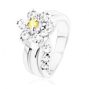 Šperky eshop - Žiarivý prsteň, oddelená zirkónová číra stonka, kvietok v žltej a čírej farbe V06.14 - Veľkosť: 49 mm