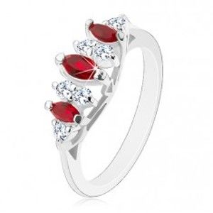 Šperky eshop - Žiarivý prsteň so zúženými ramenami, tmavočervené zrná a priezračné zirkóny AC12.13 - Veľkosť: 49 mm
