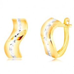 Šperky eshop - Zlaté 14K náušnice - lesklý zvlnený pás s brúsenou líniou z bieleho zlata GG218.34