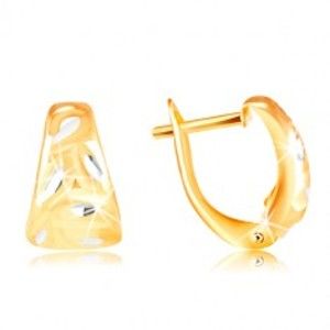 Šperky eshop - Zlaté 14K náušnice - matný zaoblený trojuholník s lístkami z bieleho zlata GG217.23