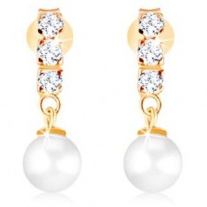 Šperky eshop - Zlaté náušnice 375 - tri číre zirkóny, guľatá perla bielej farby GG81.06