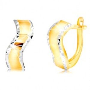 Šperky eshop - Zlaté náušnice 585 - lesklý zvlnený pás s brúsenými okrajmi z bieleho zlata GG218.32