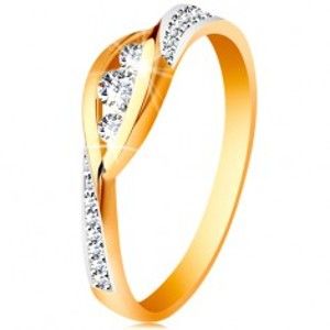 Šperky eshop - Zlatý 14K prsteň - lesklé zahnuté konce ramien, tri zirkóny a trblietavé pásy GG189.03/11 - Veľkosť: 57 mm