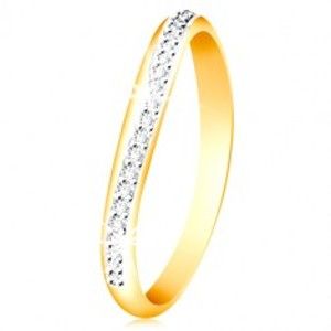 Šperky eshop - Zlatý 14K prsteň - ligotavý zvlnený pás z čírych zirkónov a bieleho zlata GG214.81/87 - Veľkosť: 56 mm