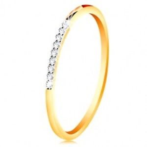 Šperky eshop - Zlatý 14K prsteň - tenké lesklé ramená, ligotavá číra zirkónová línia GG214.09/16 - Veľkosť: 53 mm