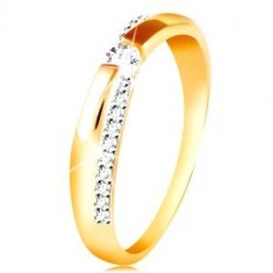 Šperky eshop - Zlatý 14K prsteň - trblietavý a hladký pás, okrúhly zirkón čírej farby GG212.51/59 - Veľkosť: 60 mm