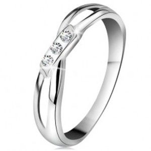Šperky eshop - Zlatý 14K prsteň - tri okrúhle diamanty čírej farby, rozdelené ramená, biele zlato BT178.92/98 - Veľkosť: 56 mm